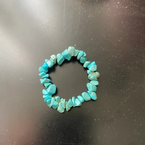💗 - Jag säljer den här blåa Sten armbandet den ser liten ut men den är stretchig har 2 par såna💗