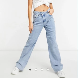 Asos Stradivarius Jeans - Asos Stradivarius Jeans som är använda ett få tal gånger men som inte kommer till användning eftersom de är för stora! Färgen och modellen på jeansen är skitsnygg, inga defekter. Storlek 36, (w 26) Kom privat vid frågor, vid köp av flera varor 