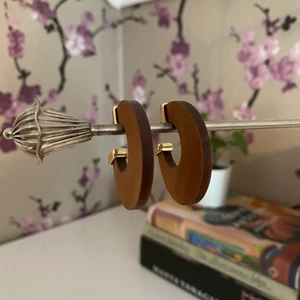 Örhängen - Örhängen i trä och guld (inte äkta) från Lindex. Lantlig och somrig känsla!