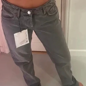 Zara lågmidjade  - Säljer då jag inte får användning för dem. Har lappen kvar och jeansen är använda fåtals gånger. Vill bli av med dem så buda från 300kr men köp direkt för 466kr. Perfekt i längden på mig som är 170, passar både längre och kortare.