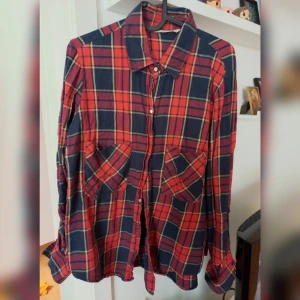 Skjorta röd/blå - Skjorta strl XL, känns mer som en M.