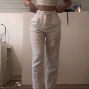 Linnebyxor NA-KD  - Jättefina linnebyxor från NA-KD som jag säljer eftersom jag har andra liknande. Fint skick! Passar även strl. 36