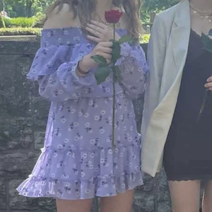 Lila sommarklänning - Min skolavslutnings klänning från bik bok. Använd ett par gånger men inga som helst fel. Säljer då den blivit för kort på mig som är 170cm. Jättefin och perfekt för sommar och skolavslutningar 💜