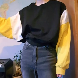 Blockfärgad sweatshirt - Blockfärgad sweatshirt i gult, svart och vitt. Jättemjuk och mysig med borstad insida.