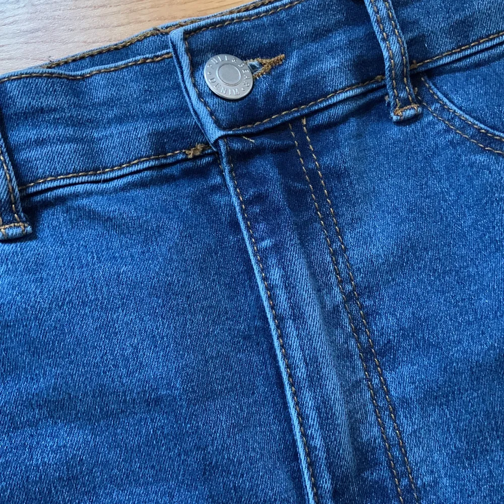Ett par mörkblå jeans där lappen är borta och därför är märket oklart. Skulle gissa Gina tricot. Jeansen är i storlek 38 och passar i den storleken. De är även väldigt stretchiga.. Jeans & Byxor.