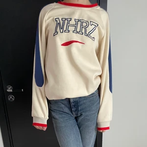  sweatshirt😇😇 - Jätte snygg sweatshirt i cream färg. Storleken är XL men skulle säga att den sitter mer som en L/M. ❤️‍🩹❤️‍🩹