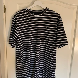 J linderberg t-shirt - Snygg randig j linderberg t-shirt. Sitter lite oversized. Storlek medium. Bra skick, aldrig använd