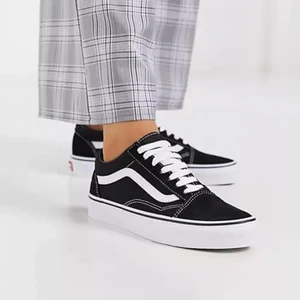 Svarta vans skor 🖤🖤 - Vans skor i okej skick! Sulan har blivit smutsig men resten av skon blev fräsch när jag tvättade dem 🤍🤍 snygga till sommaren!   300 kr eller kom med prisförslag, priset är diskuterbart 😊