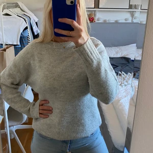 Ljusgrå stickad tröja - Ljusgrå stickad tröja köpt på New Yorker, märke Amisu, i storlek XS. Ganska lång så därför brukar jag vika upp den som man ser på bild 1 men funkar även jättebra att ha som vanligt! Använd fåtal gånger, så i superbra skick. Skicka privat vid frågor eller för fler bilder❤️‍🔥