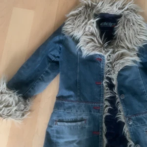 Kappa med pälls - Snygg vårjacka med fake päls och i jeansmaterial perfect för våren!🫶 säljer pga jag har för många liknande. Köpt i frankrike 🤭🤘