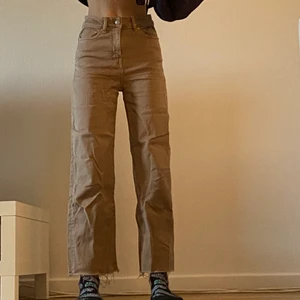 Bruna staight jeans - Sälger dessa fina jeansen från Lager 157 då de blivit korta och jag änväder de inte. De är använda fåtal gånger så nyskick. Storlek XXs och det går till ankeln ungefär på mig och jag är ca 160. Nypris 300. Skriv gärna vid intresse o om du har frågor. Köparen står för frakt