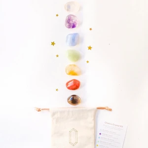 Chakra crystal kit - Säljer detta chakra crystal  kit, har flertalet och allt på bilden ingår. Har börjat arbeta med ohlamoon och får därför mycket grejer hem jag tyvärr inte har plats för. Säljer dem därav billigare med 13kr frakt. Helt oanvända 🌸 (använder deras bilder). Nypris: 400kr ‼️ INGET SAMARBETE