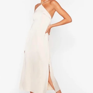 Halter midi klänning i off-white - Oanvänd midiklänning från Nastygal med lappar på. Färg off-white men se sista bild för bättre färgreferens. Inget att anmärka på.