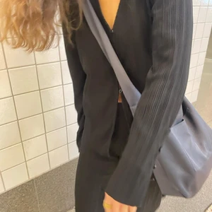 RagBag väska  - En snygg och stilren väska gjort av 100% återvunnet material🥰😍 Finns i alla de färgerna som visas på bilderna men även i färgen röd. 