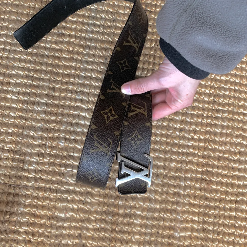 LV belt with two sides: classic monogram and black. Bought in Munich 2014, new price: 4000kr text for more pics. size 85/34 💛. Accessoarer.
