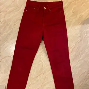 Snygga röda jeans från h&m i Vintage Fit. I väldigt bra skick.