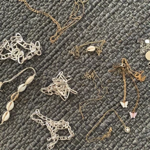 SMYCKEN📿 - Säljer dessa blandade smycken allt från Edblad, hm, shein, Weekday osv… har även massa ringar och öronhängen så om du är intresserad är det bara att kontakta mig🤍Perfekt att köpa till något annat jag säljer! 5-50kr! 