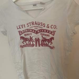Levi’s t-shirt i bra skick!