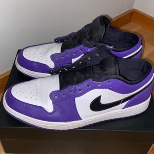 Nike Jordan court purple low   Size 42,5 - Har haft dom ett tag men ska köpa ett par nya så ska sälja dom dom är ganska bra skick
