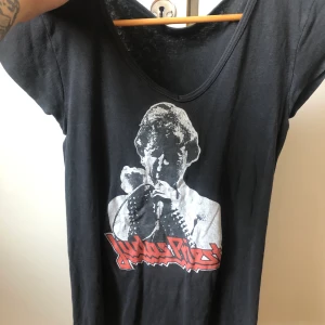 Hårdrock judas priest dam tshirt  - Storlek medium, dammodell, 80tal tshirt judas priest 