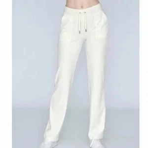 Juicybyxor  - Hej! Säljer mina vita juicy byxor i S! Använd ca 3 gånger. Säljer pågrund av att de är lite för stora för mig. 