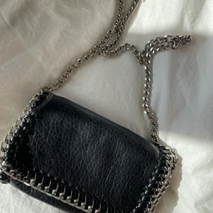 Tiamo väska - Säljer min väska ifrån tiamo! Den är i den minsta storleken och väskan är som ny ❣️Hör av dig vid intresse.