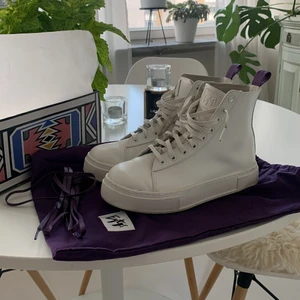 vita eytys - Köpte precis dessa här på Plick men de va tyvärr för små, men superfina och hoppas d kan komma till användning av någon annan