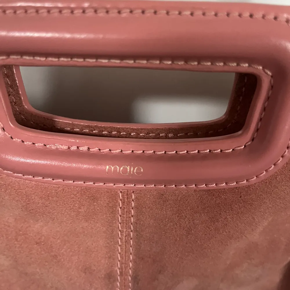 Den perfekta vår-väskan!😍 En superfin rosa maje väska som inte kommer till användning tyvärr. Den ser mycket smutsigare och gråare ut än vad den är påriktigt. Men finns fortfarande tecken på användning och lite smutsig är den. Men det mesta kan man nog få bort med mockarengöring!💗. Väskor.