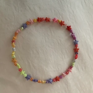 Trendigt halsband!😍 - Världens finaste halsband ifrån punktshop i Stockholm, aldrig använt. Väldigt stretchig, köpt för 19kr Skriv privat för frågor eller fler bilder!🤍⚡️