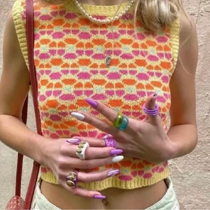 stickad tröja - säljer denna sjukt snygga stickade tröja, den är använd men i väldigt bra skick❤️