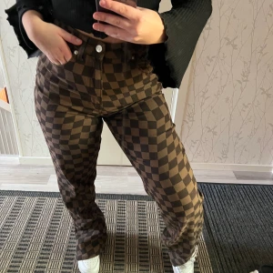 Divided  - Snygga Divided byxor! Aldrig använt förutom nu när jag tog fotot. 