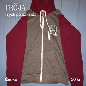 Hogworts tröja - Fin dragkedjetröja, Kom med eget bud om du vill köpa. Köparen står för frakten. Vill bli av med allt så fort. Om nån är intresserad så kollar jag upp frakten då. 