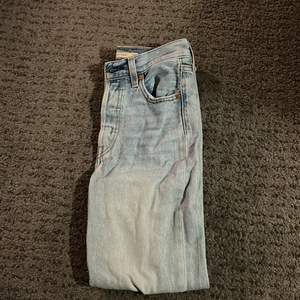 Säljer dessa jättefina Levis jeans i storlek 23 i midjan. Kontakta om frågor och frakten diskuteras då💕