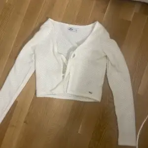 En vit stickad tröja från hollister