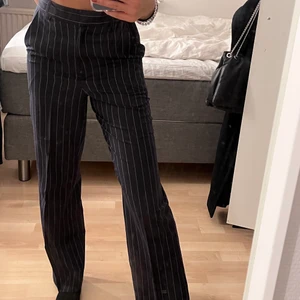 Randiga kostymbyxor - Säljer mina fina randiga kostymbyxor som bara är använda ett fåtal gånger!! 