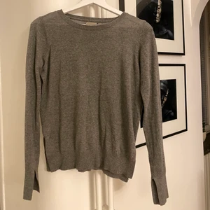 Grå tröja  - Grå så skön tröja från Vero Moda strl XS, använt men fint skick! Slitsar vid sidan samt ärmar