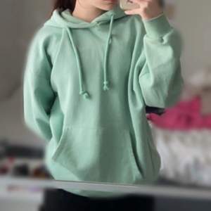 Grön hoodie från Pull&bear. Säljer eftersom den inte är min stil längre. Skriv privat vid frågor.💕