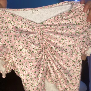 SHEIN tröja - Säljer denna jätte fina sommmar tröjan med blommor på! Har använt den 1 gång och säljs för 65kr! Bra skick