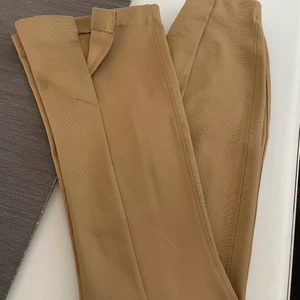 Byxor med slits  - Tights med slits. Zenap/ brun / grön färg ( kan inte avgöra). Sitter som en smäck! Sista bilden är en screen från en video på hur de satt innan jag sydde upp en bit, går att ta bort utan att det märks! 