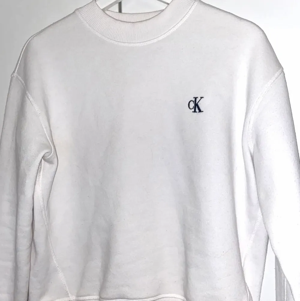 Vit sweatshirt från Calvin Klein i storlek M, 100kr!. Tröjor & Koftor.