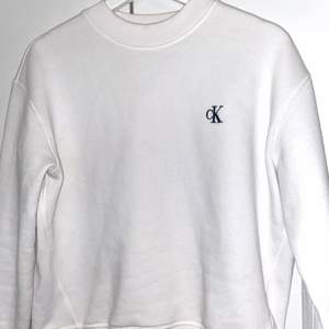 Vit sweatshirt från Calvin Klein i storlek M, 100kr!