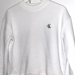 Calvin Klein tröja - Vit sweatshirt från Calvin Klein i storlek M, 100kr!