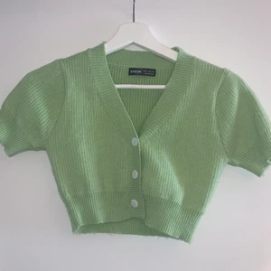 Grön kofta  - Jätte fin grön croppad kofta💚 använd men i bra skick. Jätte skönt material och superfin färg! Säljer pga inte längre min stil💚 säljer för 30kr, köparen står för frakten!  