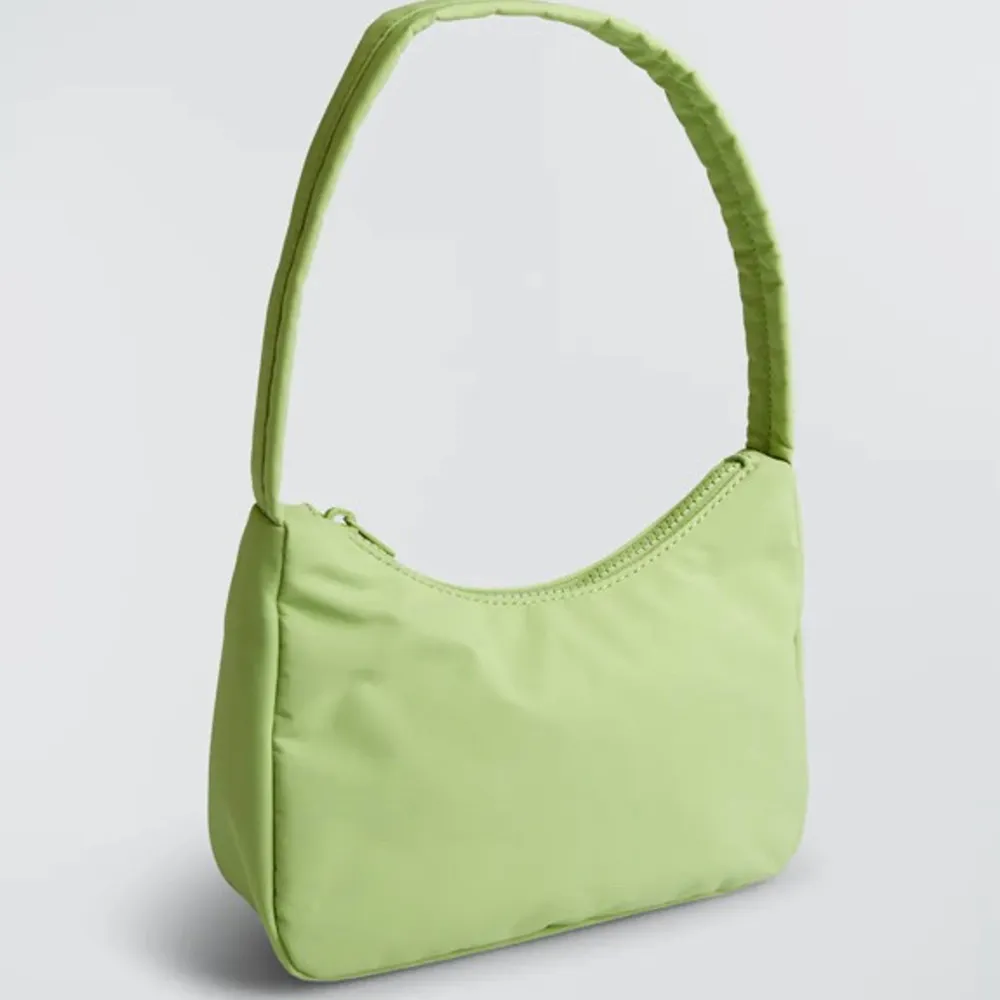 En ljusgrön axelväska från Gina tricot som ej säljs mer du kan få mer bilder priv.🍀💚. Väskor.