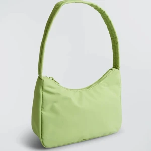 Ljusgrön axelväska från Gina tricot  - En ljusgrön axelväska från Gina tricot som ej säljs mer du kan få mer bilder priv.🍀💚