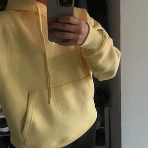 Oanvänd gul hoodie från Zaras herravdelning! Tror inte den finns kvar att köpa. Storlek S