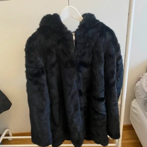 Päls jacka strl M (Fake päls) - Från pull&bear, knappt använd storlek M