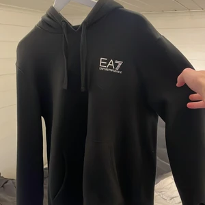 Armani hoodie - Ea7hoodie i mycket fint skick. Passar bra om man vill chilla i centan eller bara va hemma med tjejen o kolla netflix