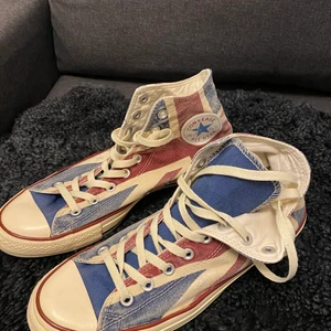 Converse skor - Äkta converse skor, storlek 42-43, använda en gång, hör av er vid intresse.