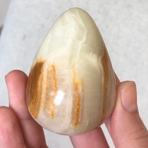 agat ägg - ett fint och tungt agat ägg som är ungefär 6 cm lång och 4 cm bred, väger 160 g vilket gör frakten dyrare. superfint slipad med ett jättefint glans, kontakta för frågor!